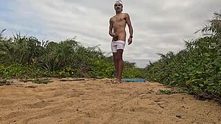 Punheta e gozada na praia, african style.