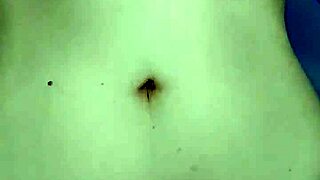 fetiche de ombligo con la entrenadora del gym