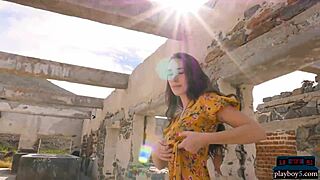 i strip natural brunette milf outdoor