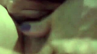 Velha safada indulges in siririca masturbation