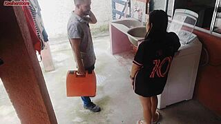 Dona de casa casada paga técnico com bunda