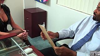 Please give me that big black cock job in the trailer 😏