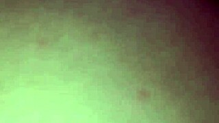 Sousedův tlustý čurák mi ošukuje pusu ve sprše!