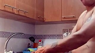 Desayunando la vagina de mi suegra en la cocina