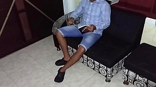 Seduciendo a mi profesor de inglés en casa con mi roommate 😏