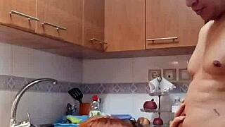 Desayunando la vagina de mi suegra en la cocina