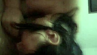 la guarra de mi vecina me chupa la polla y me suplica que le de mi leche en su cara