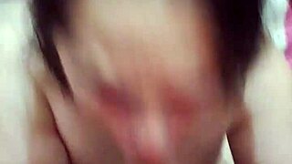 la guarra de mi vecina me chupa la polla y me suplica que le de mi leche en su cara