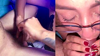 Mexicana hermosa MAMANDO 2 VERGAS una enorme y una pequeña PUTITA CHUPA VERGAS