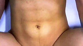 el padrastro y la mejor amiga compartieron una risa traviesa en la cocina y terminaron besándose