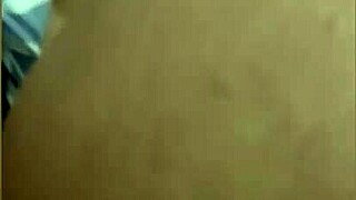 mi cuñada me provoca dejando la puerta abierta mientras se cambia me animo a entrar y me recibe como toda una putita