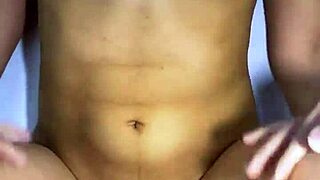 el padrastro y la mejor amiga compartieron una risa traviesa en la cocina y terminaron besándose