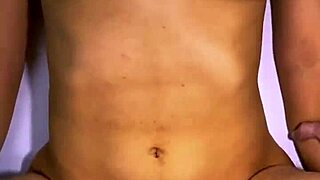 el padrastro y la mejor amiga compartieron una risa traviesa en la cocina y terminaron besándose