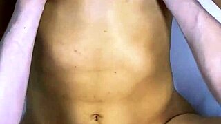 el padrastro y la mejor amiga compartieron una risa traviesa en la cocina y terminaron besándose