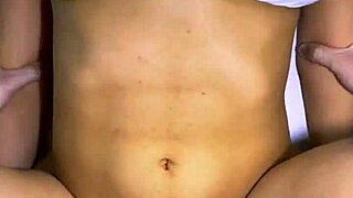 el padrastro y la mejor amiga compartieron una risa traviesa en la cocina y terminaron besándose