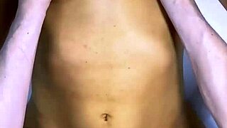 el padrastro y la mejor amiga compartieron una risa traviesa en la cocina y terminaron besándose