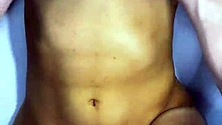 el padrastro y la mejor amiga compartieron una risa traviesa en la cocina y terminaron besándose