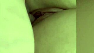 mi cuñada me provoca dejando la puerta abierta mientras se cambia me animo a entrar y me recibe como toda una putita