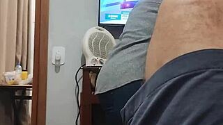 ruiva safada brincando com marido chama vizinho pra depilar buceta