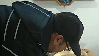 ruiva safada brincando com marido chama vizinho pra depilar buceta