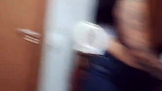 ruiva safada brincando com marido chama vizinho pra depilar buceta