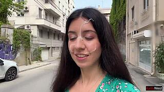 Prohrála hottie hru a nosí cum na obličeji?