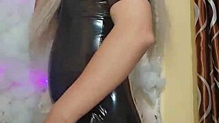 Rica ladyboy transexual masturbates me