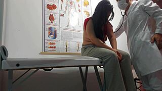 ginecologista enfia dedo no cu e fode paciente