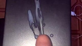 Pau grande gozando litros in solo masturbation