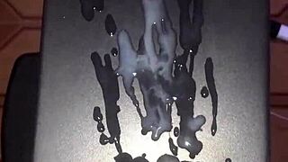 Pau grande gozando litros in solo masturbation