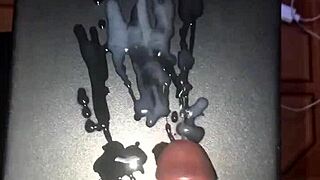 Pau grande gozando litros in solo masturbation