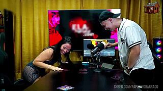 bi mejia colocou os peitos pra fora e pediu pro ruan apertar eles bem gostoso ela ficou molhada e gemendo de tesao papum no barraco