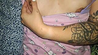 La Mujer De Mi Tío Me Mandó Esto Mientras Yo Estaba En El Cuarto De Al Lado.