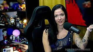 bi mejia colocou os peitos pra fora e pediu pro ruan apertar eles bem gostoso ela ficou molhada e gemendo de tesao papum no barraco