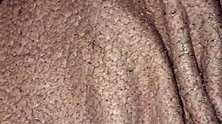 Masturbándose con dildo anal puesto y vibrador adelante