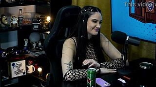 Victoria Camargo strips sensually, arousing Ruan in the podcast