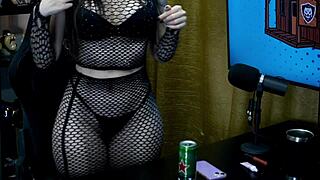 Victoria Camargo strips sensually, arousing Ruan in the podcast