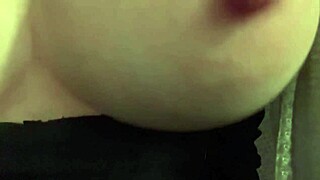 Artemisia Love ukazuje šťavnaté kozy pred kamerou