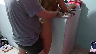 Navidad a solas con mi hijastra engañando a mi esposa con mi hijastra en su habitación.