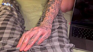 My stepdad's cum tastes so yummy 😋