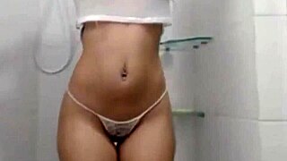 Amateur webcam dancer reveals shaved pussy while heating up