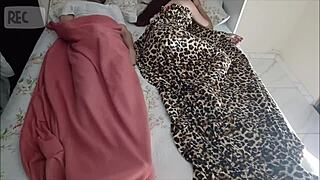 maduro inventou mentiras para que vizita teve que dividir a cama com cum on ass e handjob.