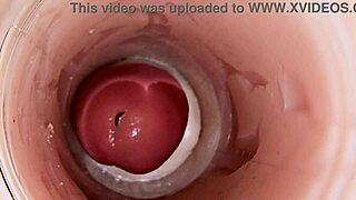 कैमरा अंदर की इंटिमेट मोमेंट कैप्चर करता है