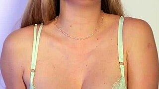 Watch the Beauty Masturbate Live!