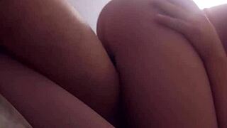 Mujer delgada y culona le gusta coger con gran verga