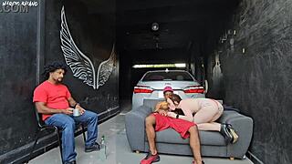 A namorada do meu amigo dança bem agarrada comigo ela percebe meu pau duro e fode comigo na frente do corno