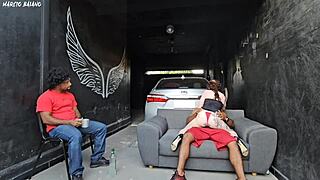 A namorada do meu amigo dança bem agarrada comigo ela percebe meu pau duro e fode comigo na frente do corno