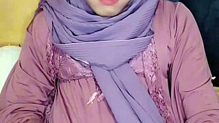 Saya orang Asia Arab berpakaian lintas jantina dalam hijab untuk masturbasi solo