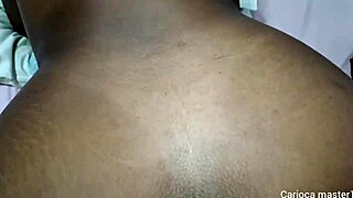 gostosa do rabo grande fazendo carioca gozar