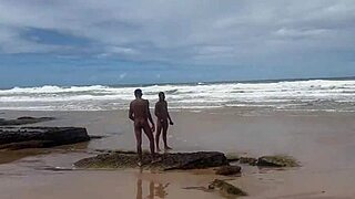 eu e minha amiga tiramos o biquíni no meio da praia da bahia e demos pra todos os machos que estavam lá